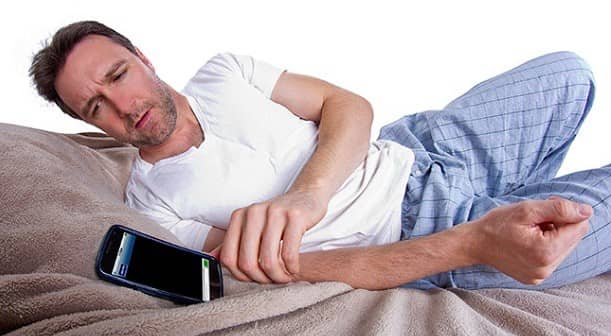 man-bed-smartphone-611x336