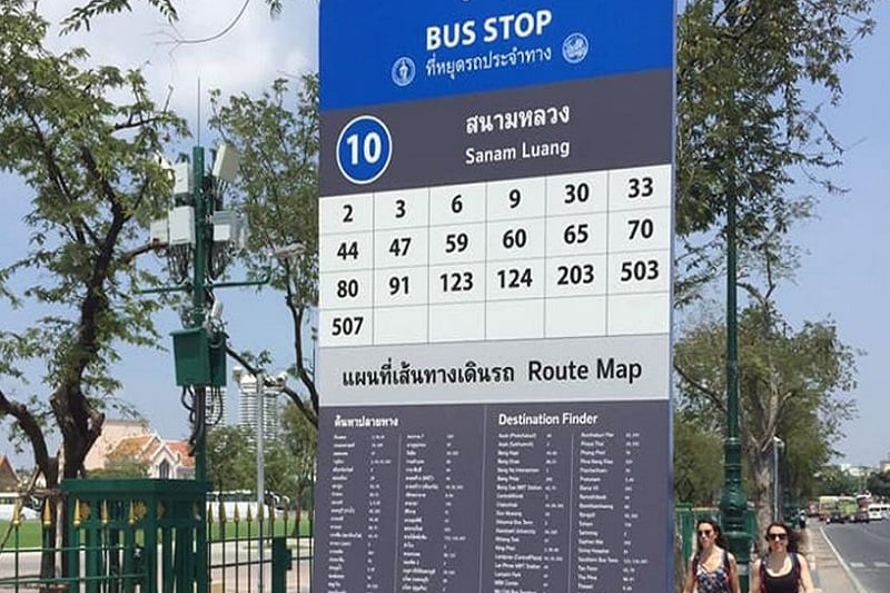 バンコク市内の新しいバス停表示、英語のルート表示付きで便利に！
