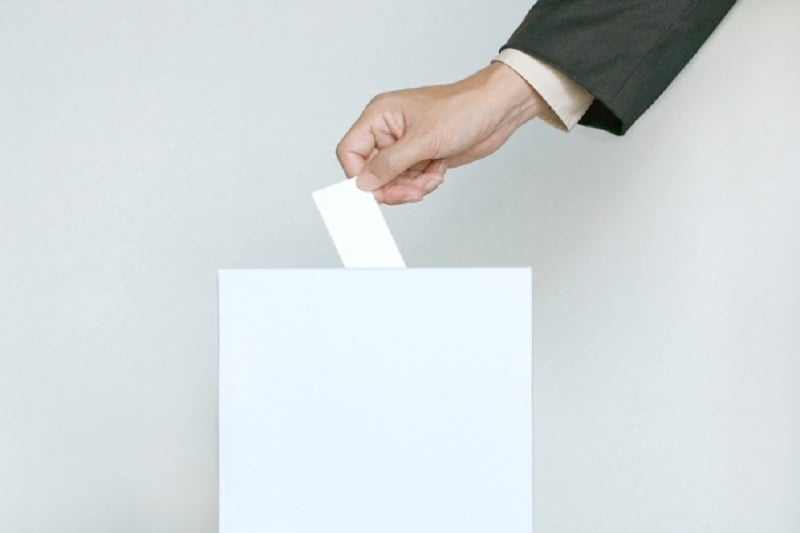 選挙看板の女性候補写真をオカズに自慰行為！（タイ北部・ランパーン県発）