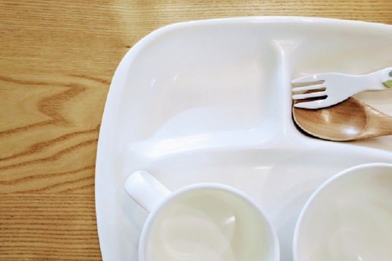 具が入っていないインスタントラーメンが学校給食！告発した教師は解雇