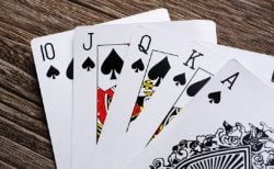 コロナで暇だから賭けトランプをした主婦、タイ東北部で逮捕