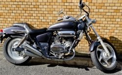 コロナの影響で、タイ人パイロットがBMWのバイクで食品配達アルバイト！