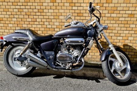 コロナの影響で、タイ人パイロットがBMWのバイクで食品配達アルバイト！