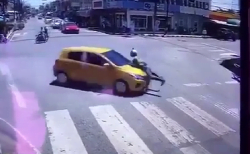 悪質運転車のボンネットに２キロもつかまっていた警察官！～タイ・ナコンシータマラート県発（動画あり）