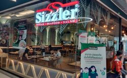 バンコクの「シズラー」で、コロナ対応衛生的サラダバーを体験！