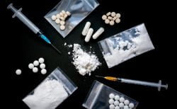 ドラッグ中毒男、「自分の家を燃やし」「パンツ一丁でパタヤで大騒ぎ」！