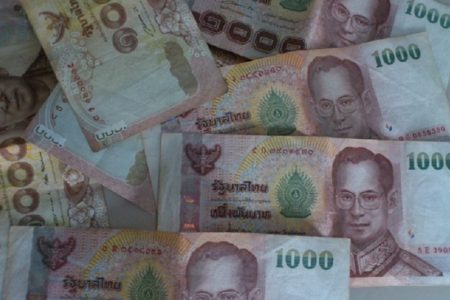 宝くじに当たったオバサン、空からお金をばら撒く！