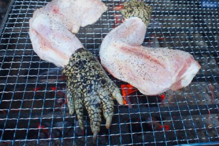 最新タイ珍ニュース！ヌード配達員逮捕＆人食いワニは食べて倍返し