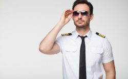 タイ珍ニュース！パイロットのフリしてGF作り＆変な言い訳の盗撮魔