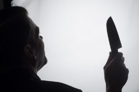 タイ珍事件！宿題しろと怒られ父刺す＆トラックで元彼女宅に突撃