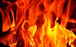 タイ事件ニュース！バイクに乗ったナイフ通り魔＆自分に火を点けた男