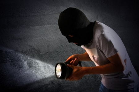 タイ珍ニュース！行儀の良い泥棒＆自分に火を点けた男