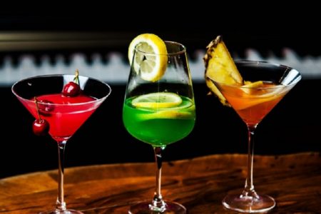 タイでクラブやバー営業停止の中、頑張るバーテンダーたち！