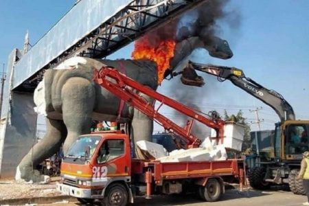 タイ面白ニュース！恐竜の像が炎に包まれる＆カオサンに松の木？