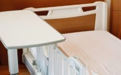 タイ珍ニュース！役所職員が寝たきりおばあちゃんを連れ出し物議