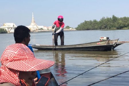 タイ面白食ニュース！ボートでフードデリバリー＆ピザなしのピザ