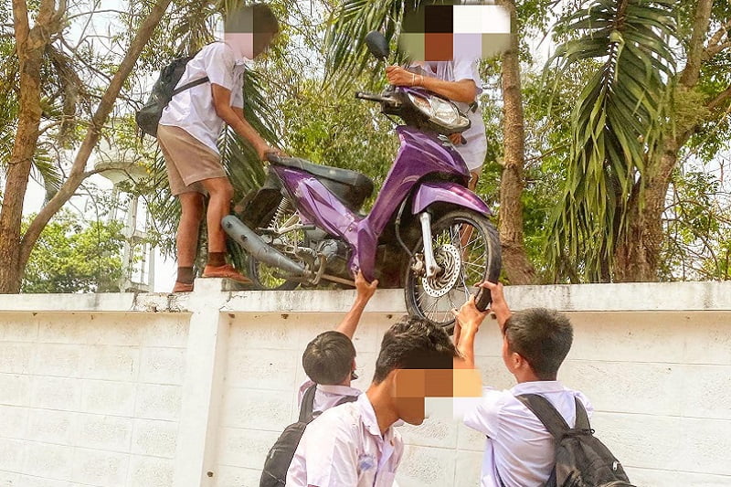 タイの学校の珍事件～「学校をサボるのならバイクが必要だぜ！」