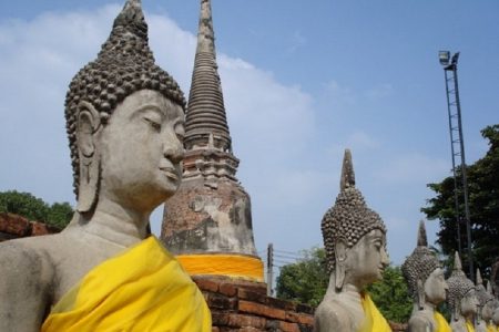 タイ北部の寺院の僧侶が逆切れして顔キック！