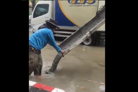 タイ面白ニュース！冠水中道路にセメントを流し続ける作業員
