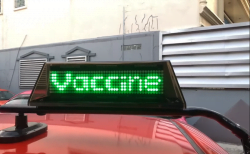 ワクチン接種済み運転手と分かる電光掲示板付きタクシー