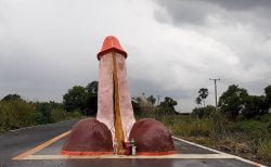 バンコク近郊で雨乞いのために作られた巨大ぺ＊ス