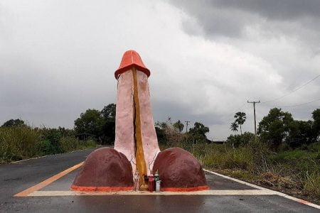 バンコク近郊で雨乞いのために作られた巨大ぺ＊ス