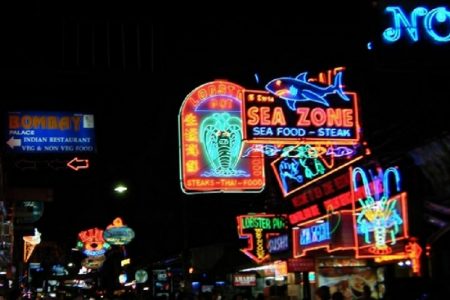 ライブ配信中のパタヤの元バーガール２９人が逮捕