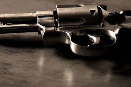 隔離中の妻子に会わせろと拳銃片手に乱入した男～タイ・クラビー県