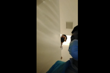 タイのモールの男性トイレで覗き魔出現！