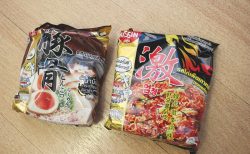 タイ日清の豚骨ラーメンと激ホットチキンをミックスすると＊＊＊に大変身！