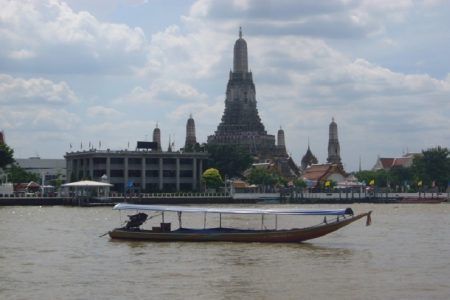 バンコクのマッサージ店や映画館などが再オープン