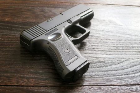 18歳のタイ人少年が拳銃密売屋として逮捕