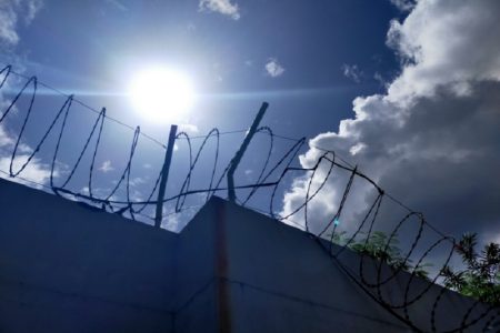 タイの一時隔離刑務所から11人脱獄「家族に会いたかった」と告白