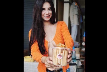タイ北部チェンマイのセクシー屋台販売お姉さんが話題