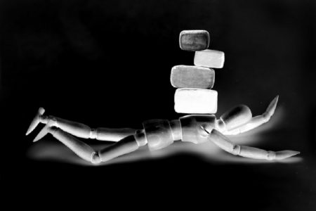 タイ珍事件！パワハラ女社長＆列車線路ボルト連続盗難犯