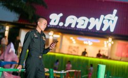 タイ軍基地内で兵士がコーヒー提供＆マックのチリのせアイスサンデー