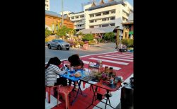 タイ珍ニュース！横断歩道の上でカフェ営業＆猫ちゃん探しの看板