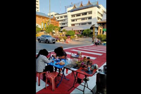 タイ珍ニュース！横断歩道の上でカフェ営業＆猫ちゃん探しの看板