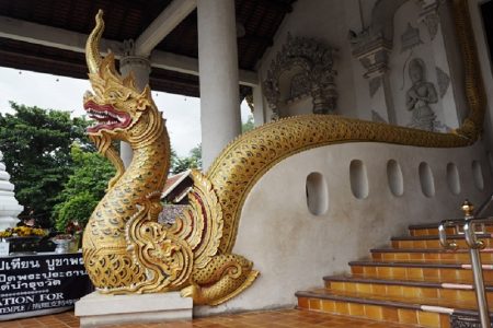 タイ面白ニュース！蛇神のような奇岩人気＆タクシー運転手の受難