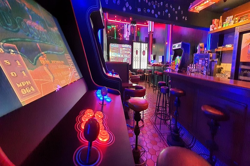 バンコク面白バー！レトロゲームファン大喜びの店＆ホームズファン向けの店