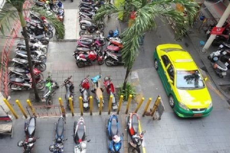 外国人ベテラン記者がバンコクのバイクタクシーについて語る