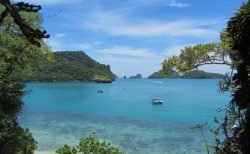 タイの島でユニークな伝統行事が復活！女性を海へ担いで行こう！