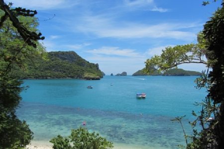 タイの島でユニークな伝統行事が復活！女性を海へ担いで行こう！