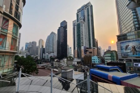 タイ危機一髪ニュース！２６階から落ち助かる＆犬に噛まれて助かる