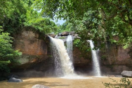 タイ珍事件！愛犬を滝で水遊びさせ罰＆大学学長がCA盗み撮り