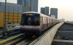 タイ珍ニュース！BTSでひざ組みNG＆カンボジア人僧侶に変装