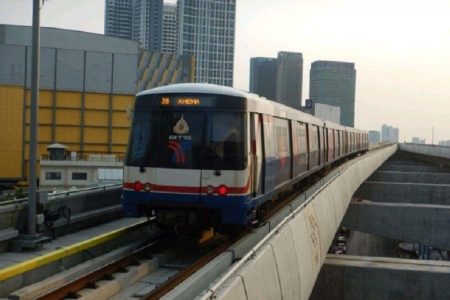 タイ珍ニュース！BTSでひざ組みNG＆カンボジア人僧侶に変装