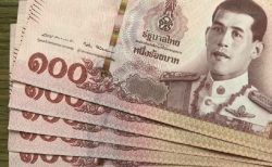 タイ珍ニュース～市場で突然金を配り始めた男、その出所と理由とは！？