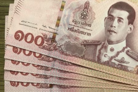 タイ珍ニュース～市場で突然金を配り始めた男、その出所と理由とは！？