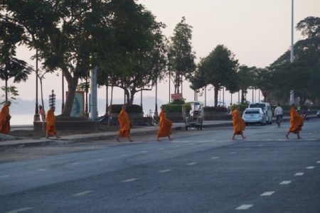 タイ珍事件！僧侶が血みどろの喧嘩＆豪華なホリデイが悪夢へ